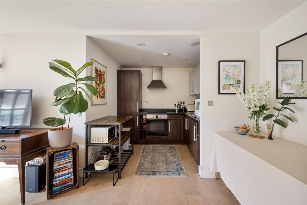 Property photo 2 of 19 Quaker Street, E1