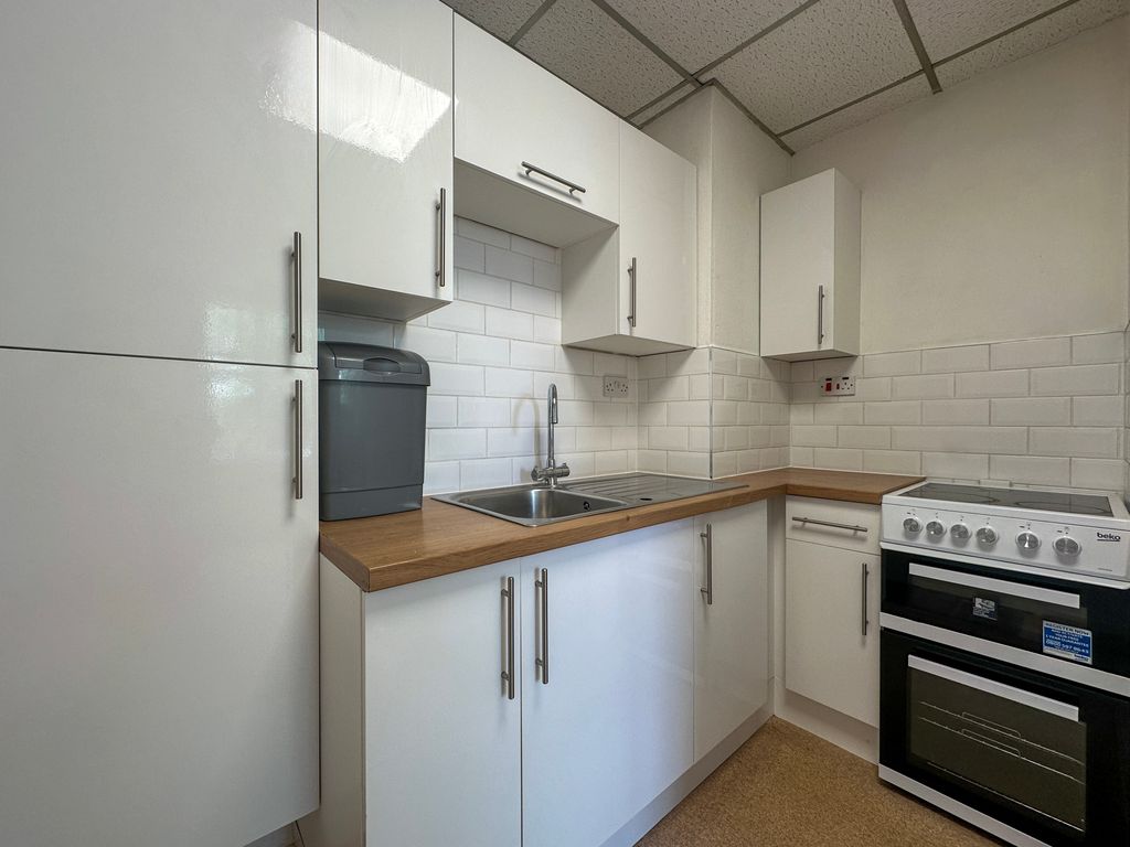 Property photo 3 of 17 Kitchen