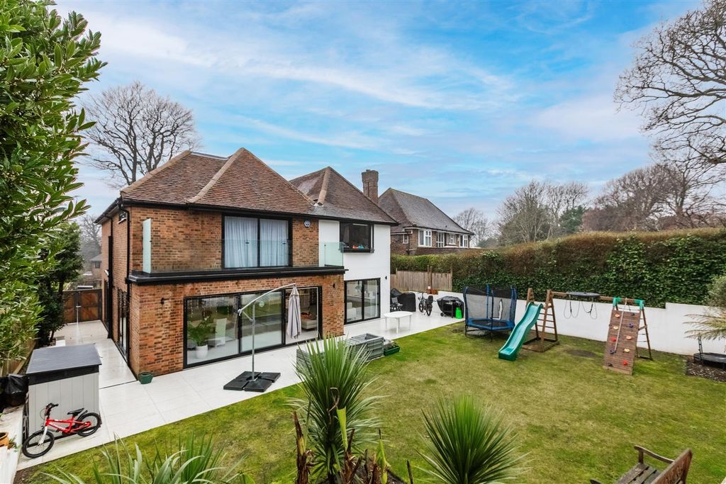 Property photo 3 of 17 Garden