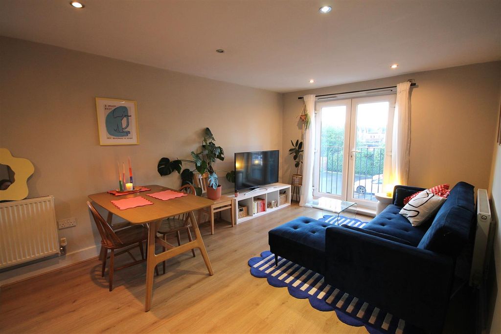 Property photo 3 of 16 Lounge / Dining