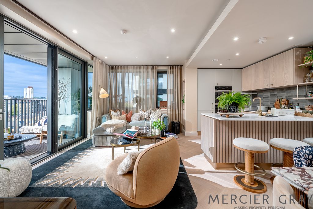 Property photo 1 of 17 Photo 4