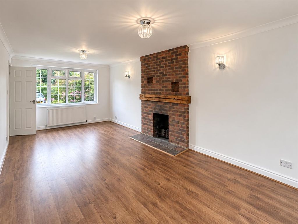 Property photo 2 of 11 Chelsea House 10 .Png