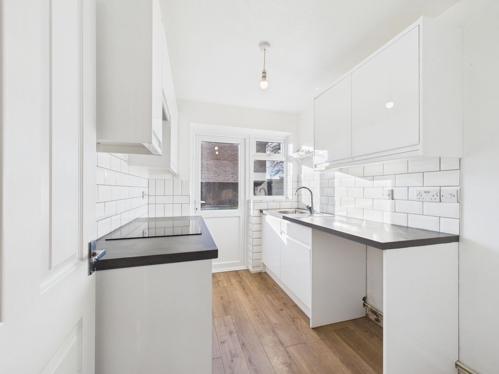 Property photo 3 of 8 Kitchen