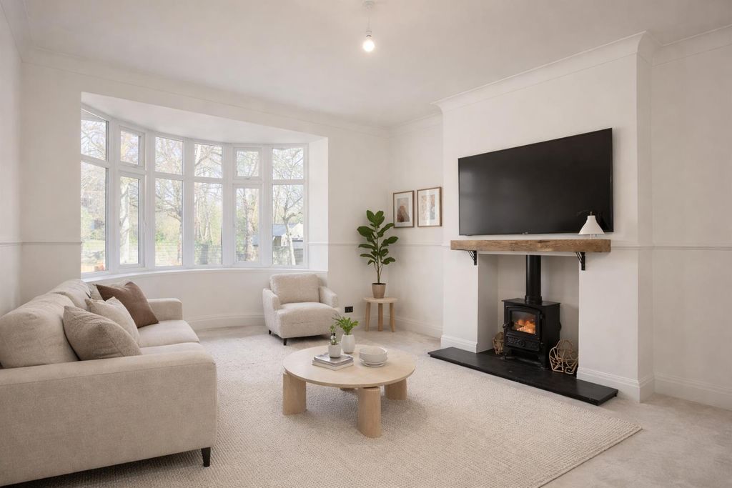 Property photo 3 of 12 Lounge