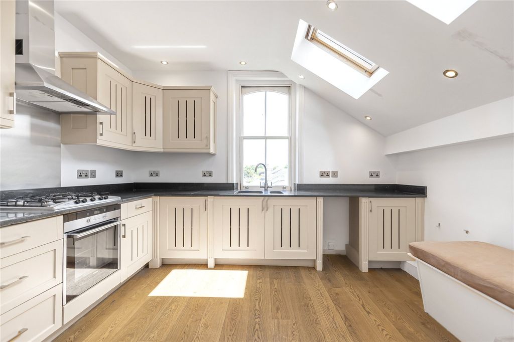 Property photo 3 of 19 Kitchen