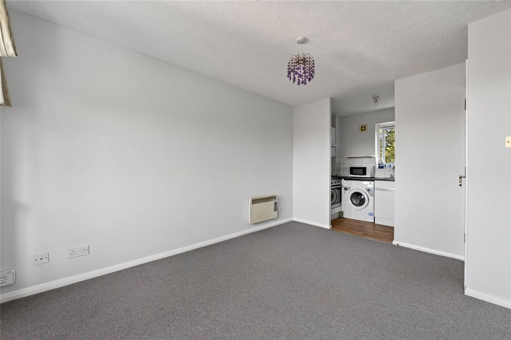 Property photo 3 of 7 Living Room/Kitchen