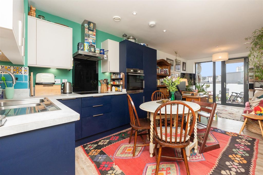 Property photo 3 of 16 402-Beckford-House-Bs1-3Fd-8.Jpg