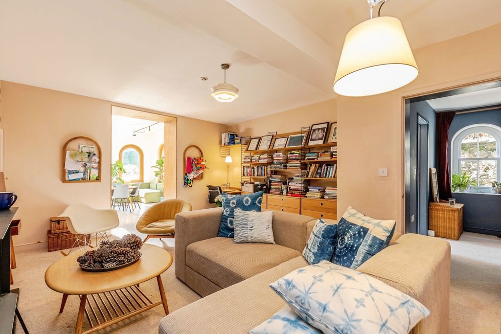 Property photo 2 of 19 Photo