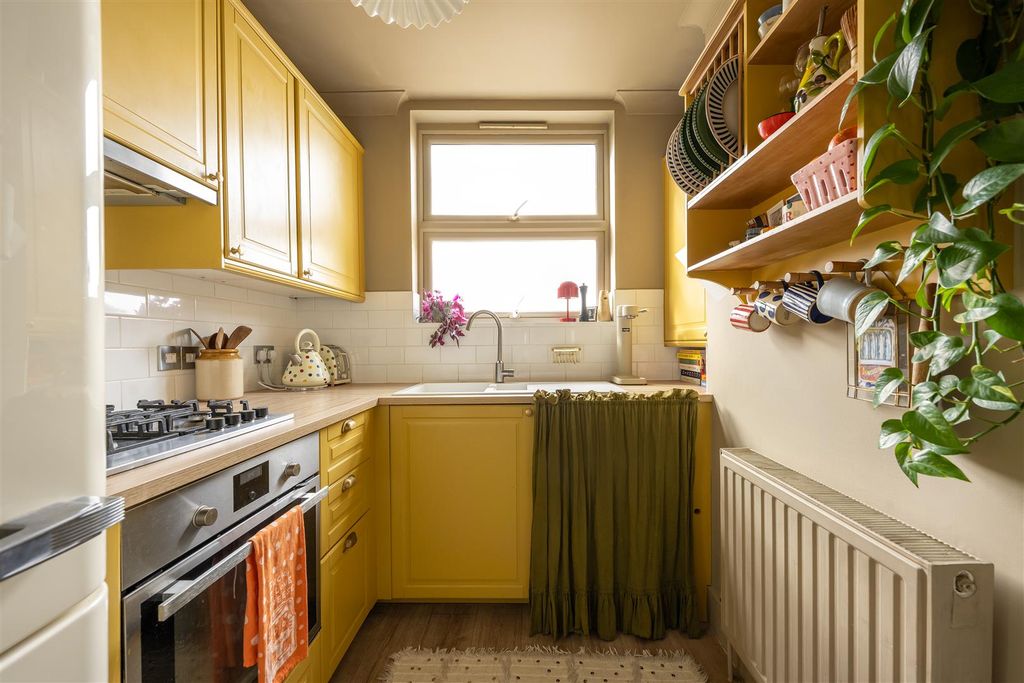 Property photo 3 of 28 Howard Road, E17