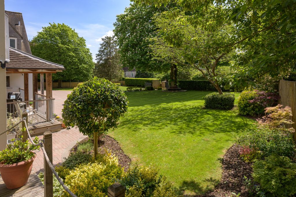 Property photo 2 of 40 Front Garden