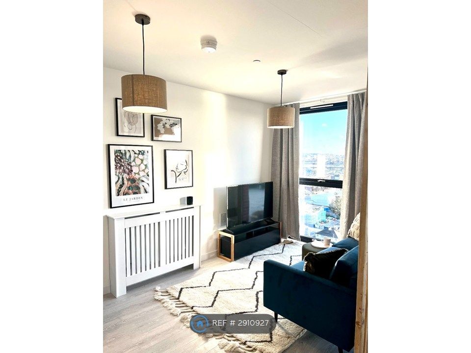 Property photo 3 of 10 Living Room
