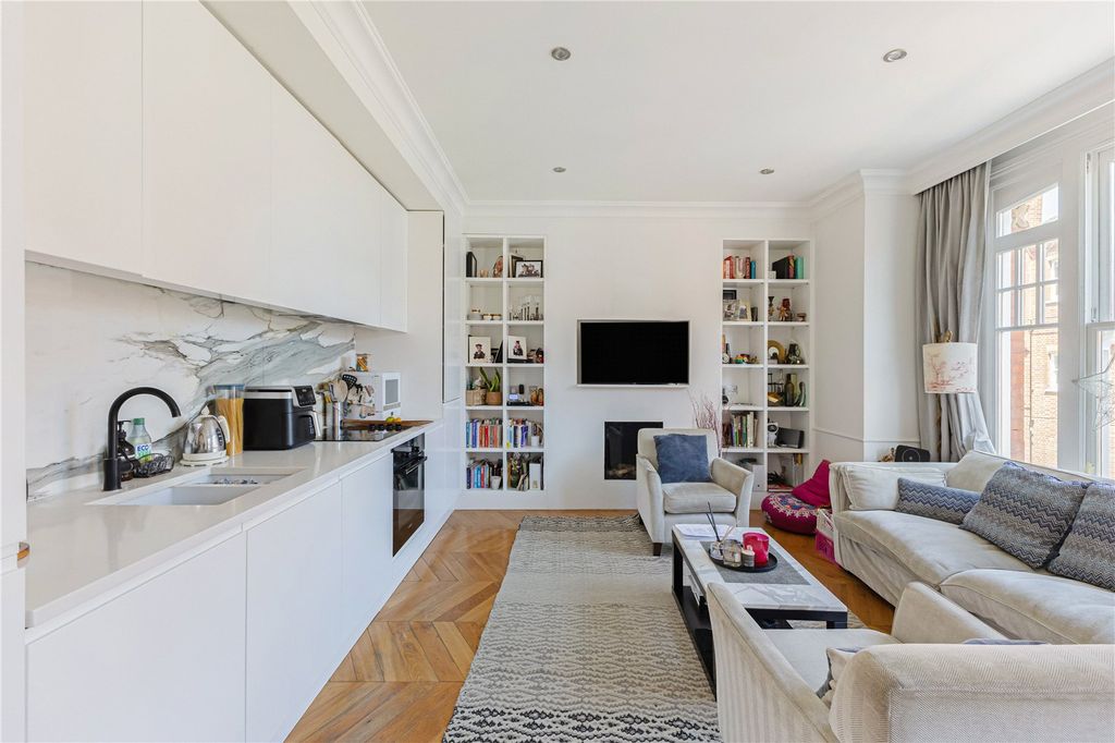 Property photo 1 of 10 Kitchen/Reception