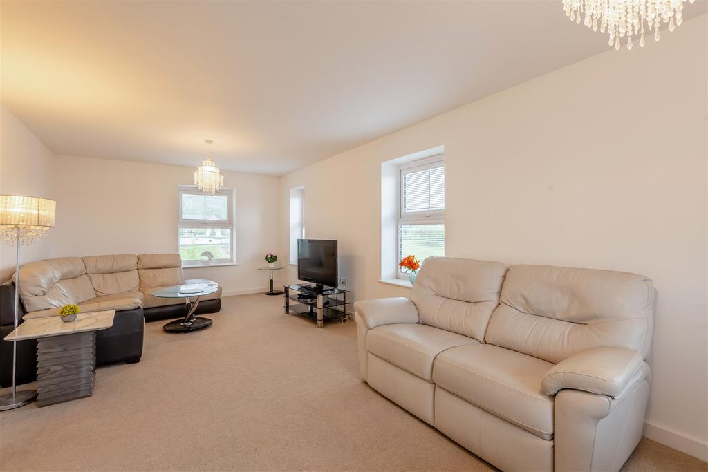 Property photo 2 of 18 8647326-Interior13.Jpg