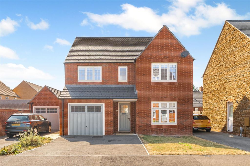 Property photo 1 of 17 8 Selby Close, Banbury-1.Jpg