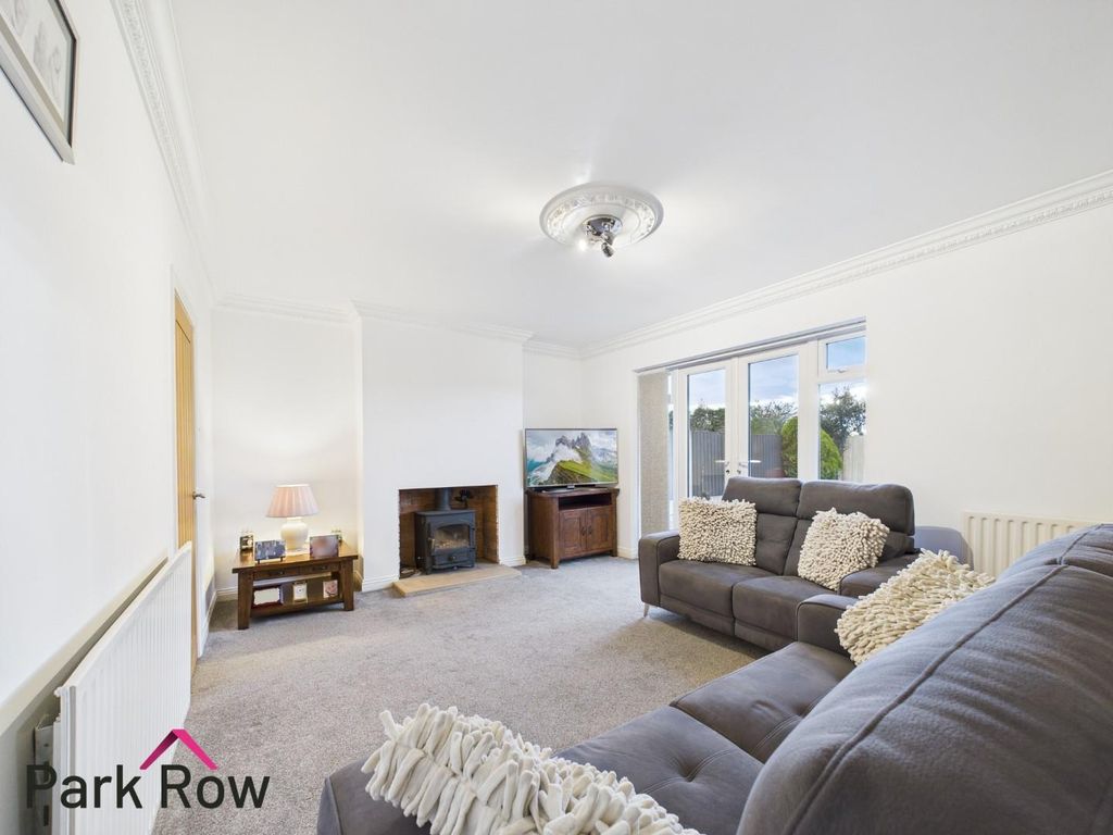 Property photo 3 of 29 Lounge