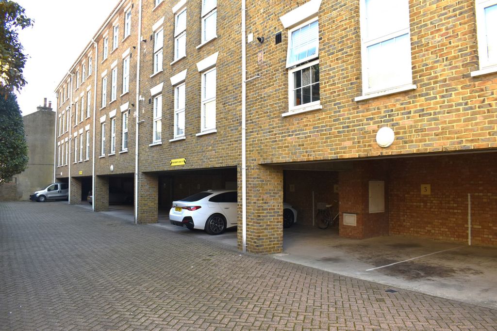 Property photo 2 of 11 Car Park