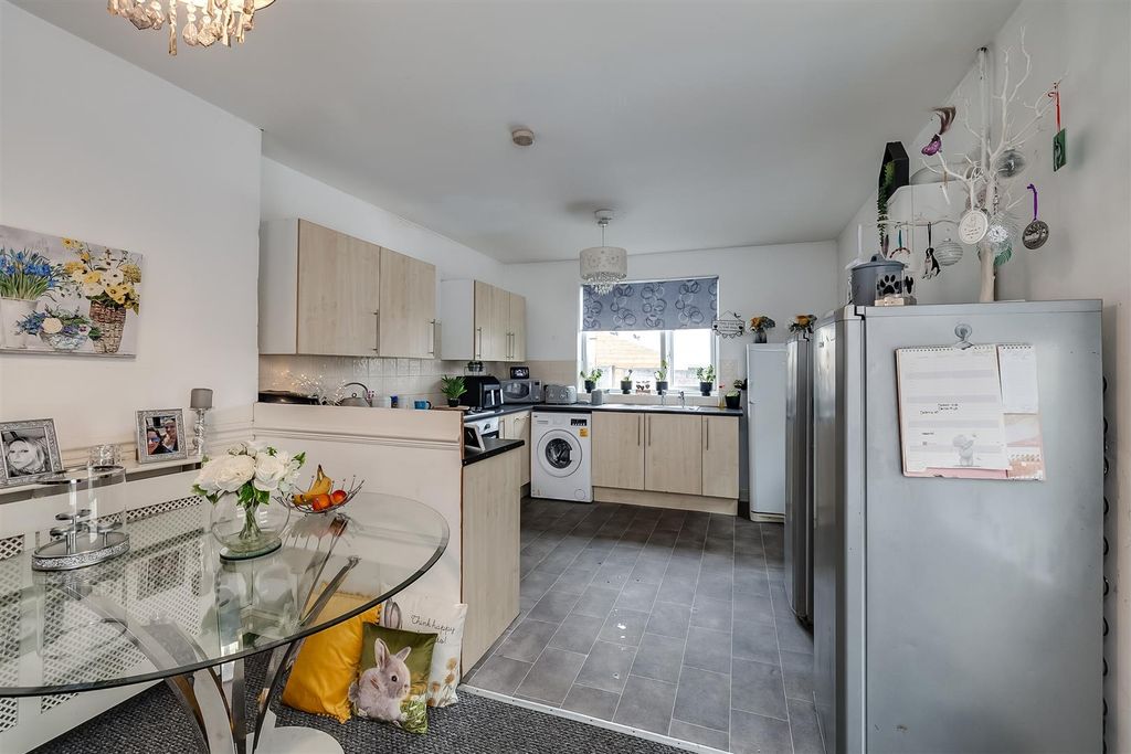 Property photo 3 of 12 Kitchen/Breakfast Room