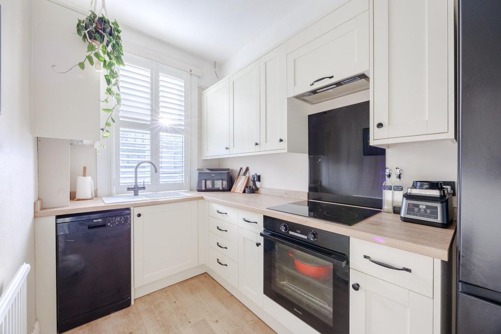 Property photo 3 of 18 Kitchen