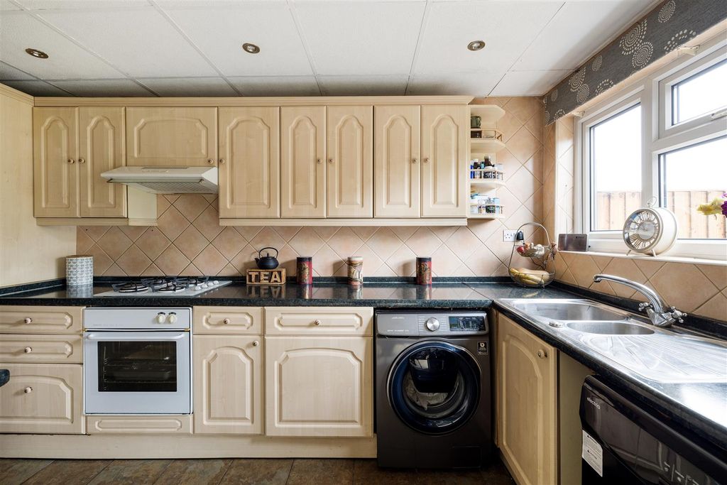 Property photo 3 of 29 York Road, E4