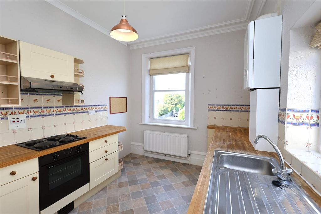 Property photo 3 of 17 Kitchen