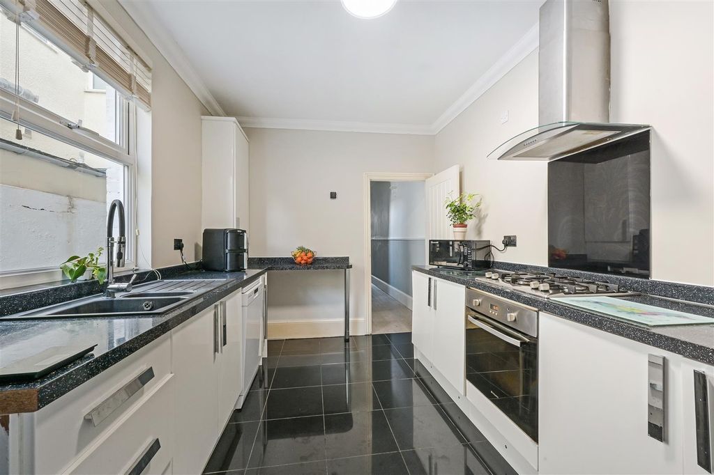 Property photo 2 of 25 Kitchen