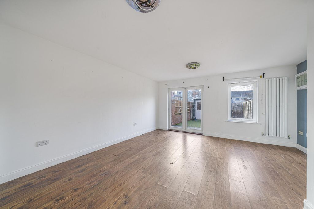 Property photo 3 of 19 Living Room