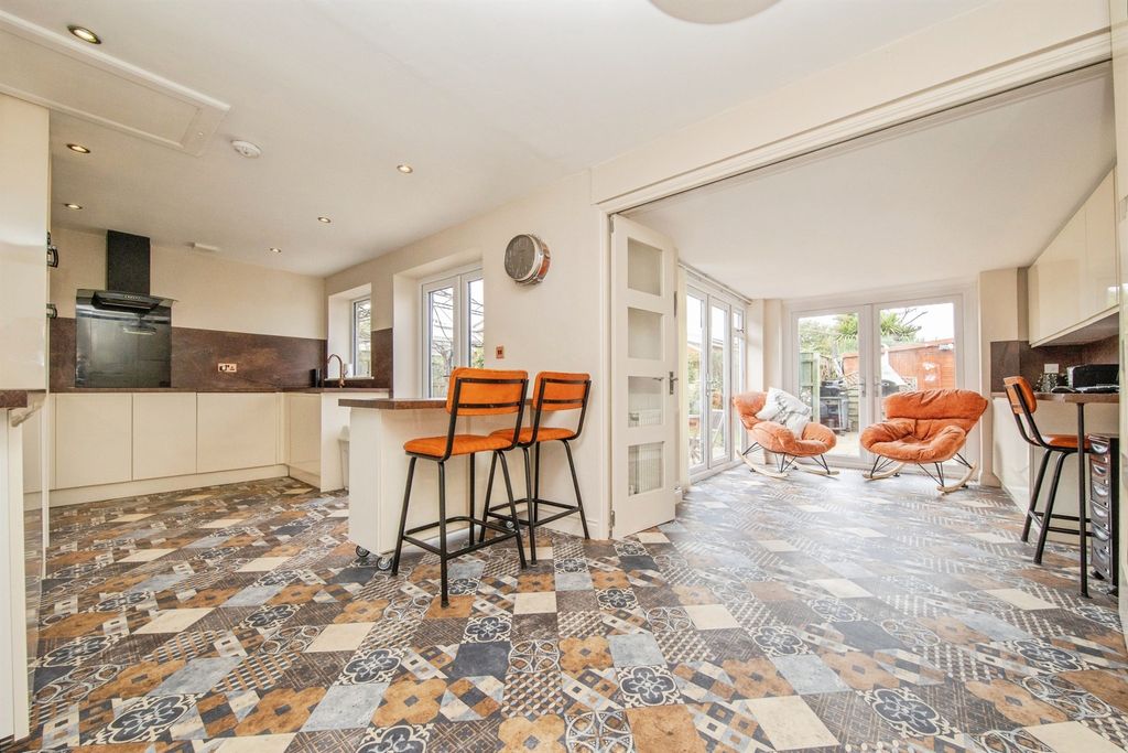 Property photo 2 of 27