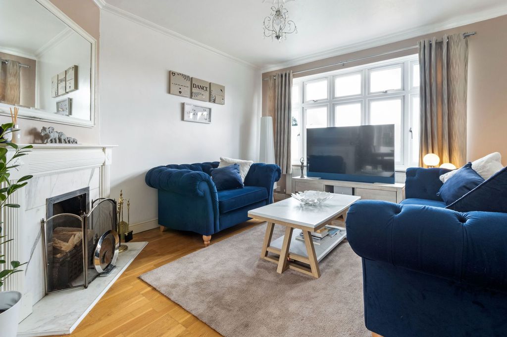 Property photo 2 of 34