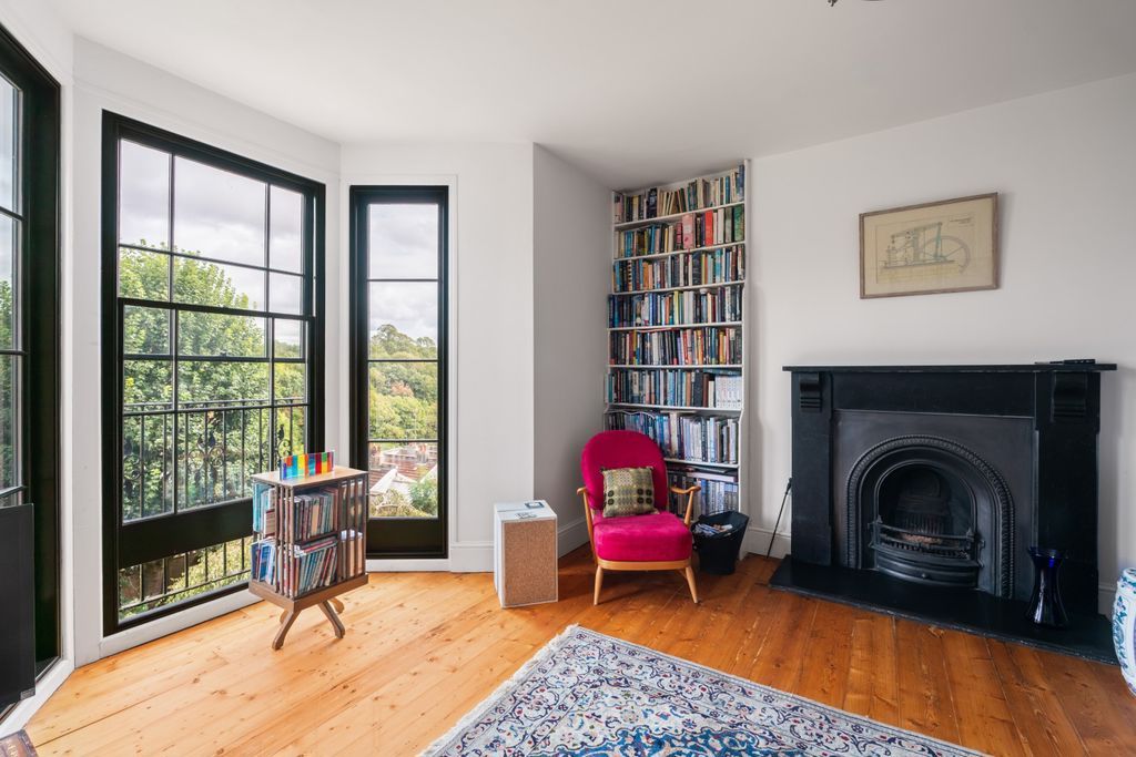 Property photo 3 of 14 Sitting Room