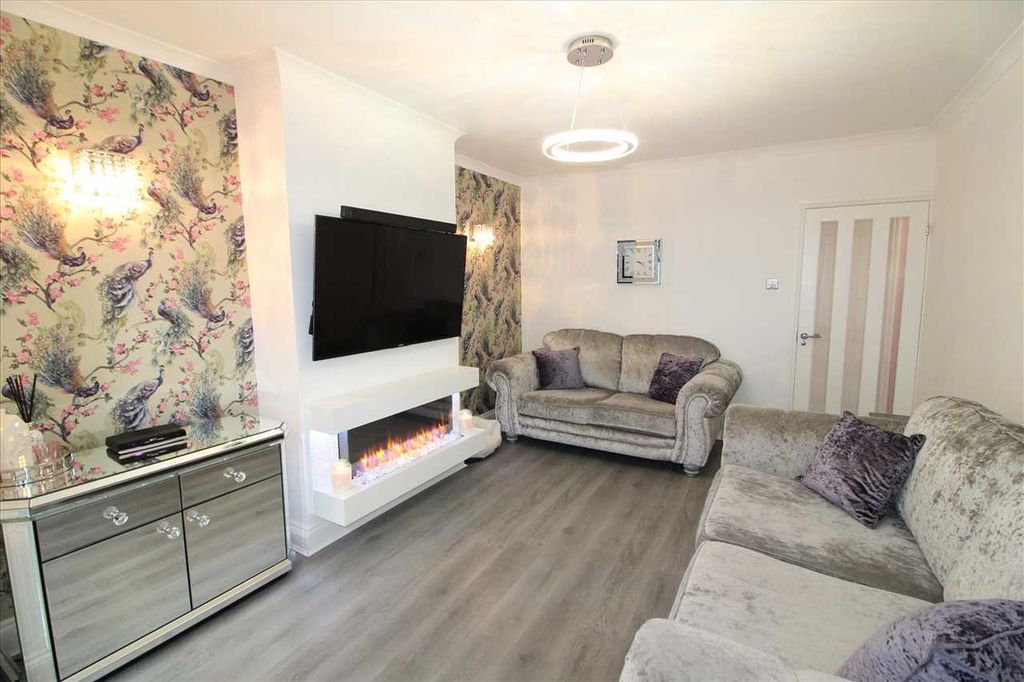 Property photo 3 of 17 Lounge