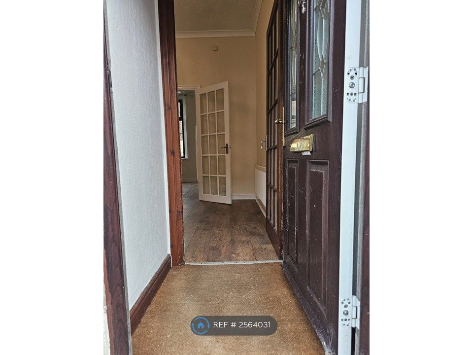 Property photo 3 of 11 Entrance