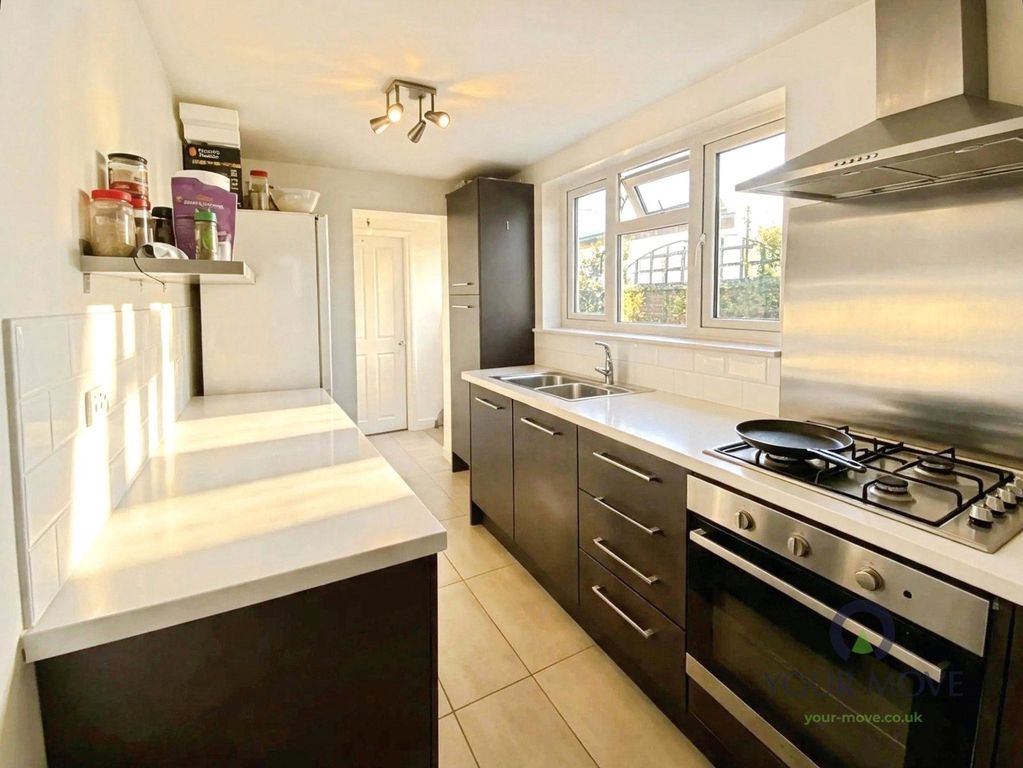 Property photo 2 of 9 Kitchen