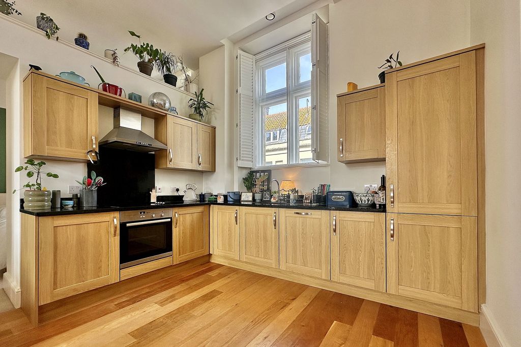 1 bed flat for saleSawclose, Bath BA1 photo 4