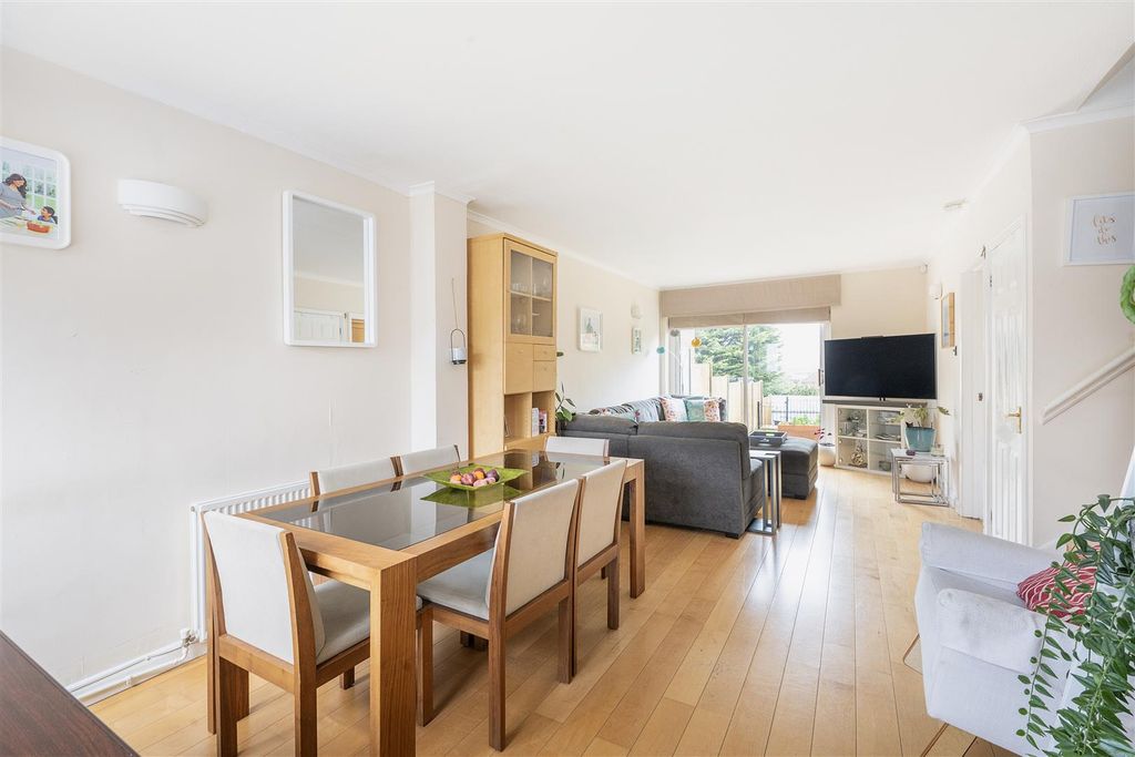 Property photo 3 of 12 Aldwickbury-Crescent-01.Jpg