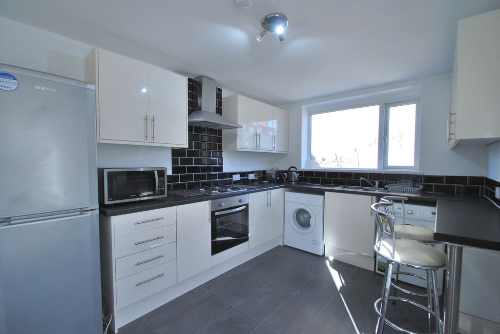 Property photo 1 of 11 Photo 6