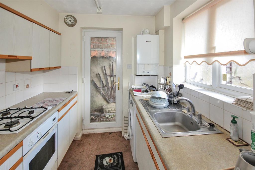 Property photo 3 of 9 Kitchen.Jpg