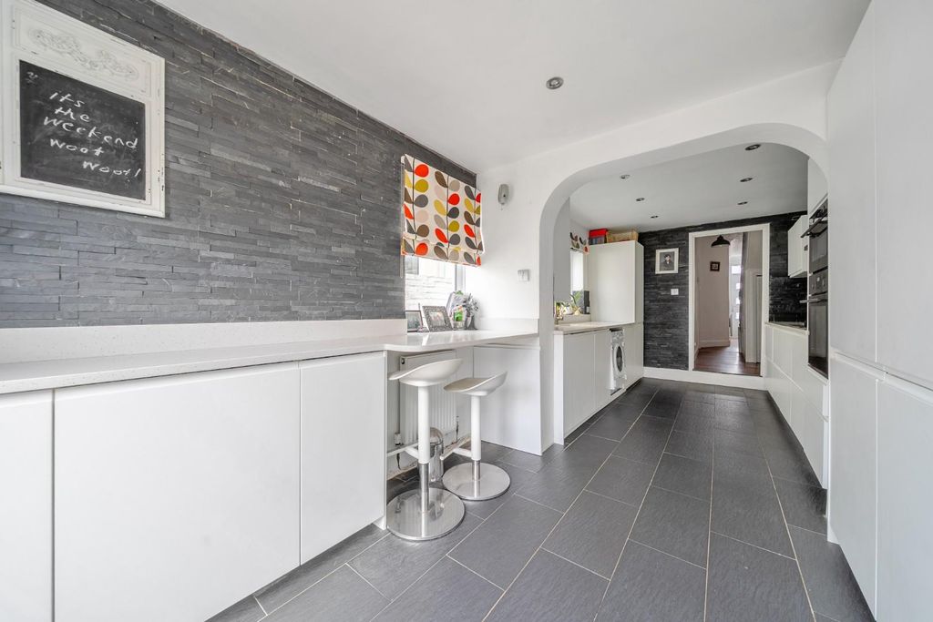 Property photo 2 of 12 1364545-19-68ee271c9c576.Jpg