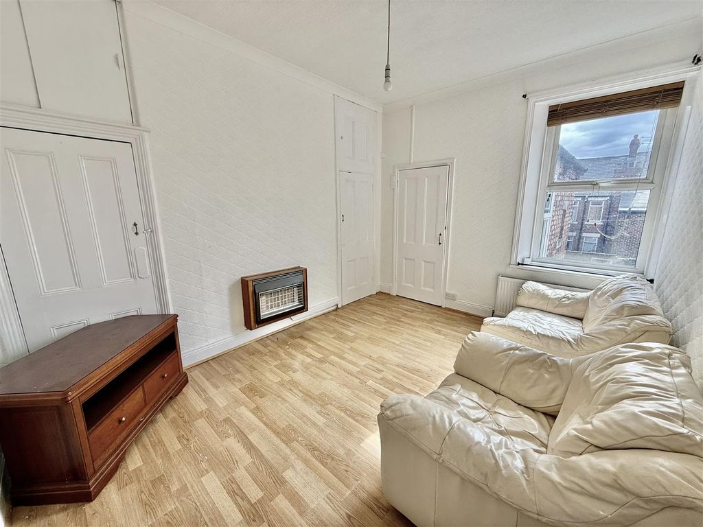 Property photo 2 of 8 Lounge