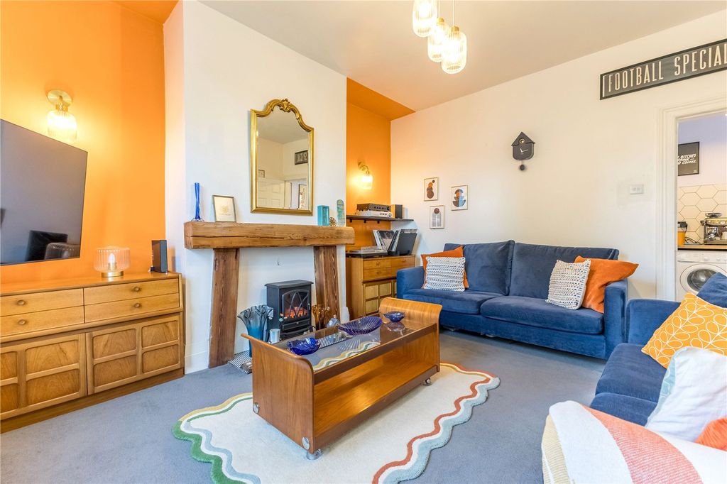 Property photo 2 of 19 Lounge