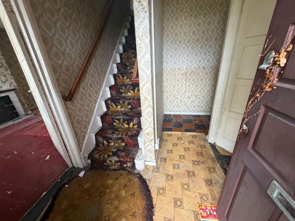 Property photo 2 of 10 Hallway