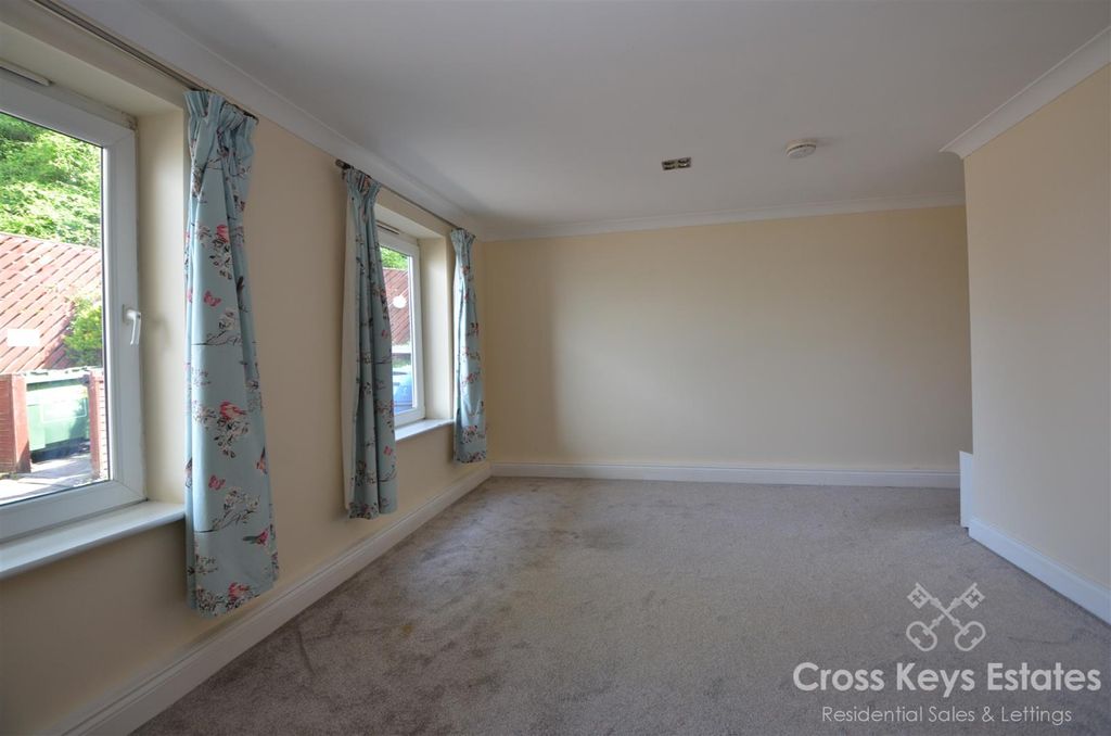 Property photo 2 of 21 Sitting Room