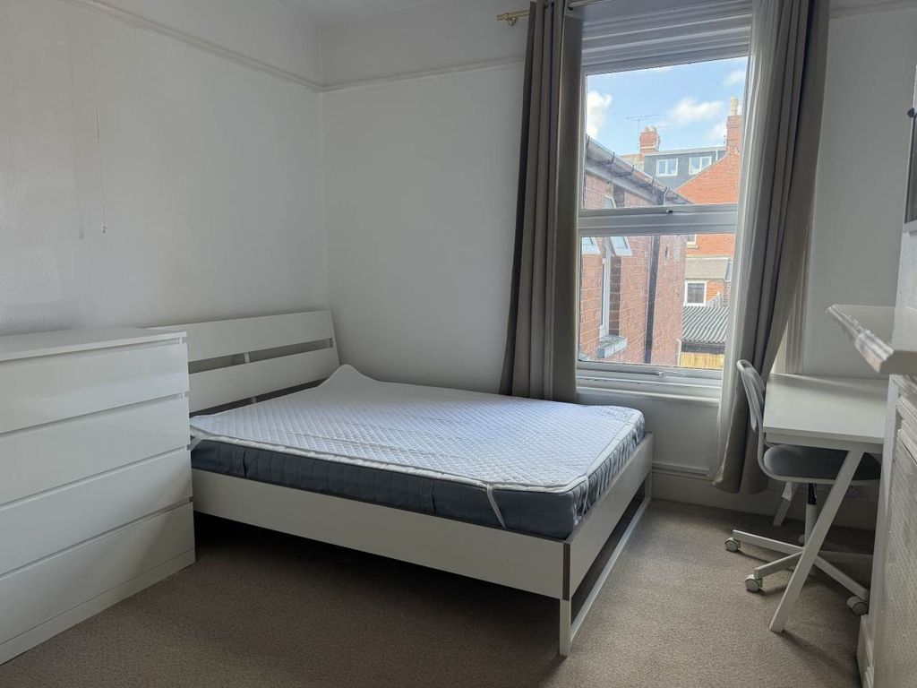 Property photo 3 of 6 Room 2