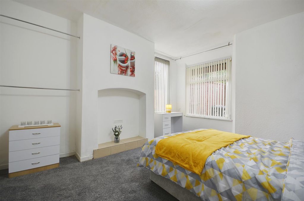 Property photo 3 of 8 Room