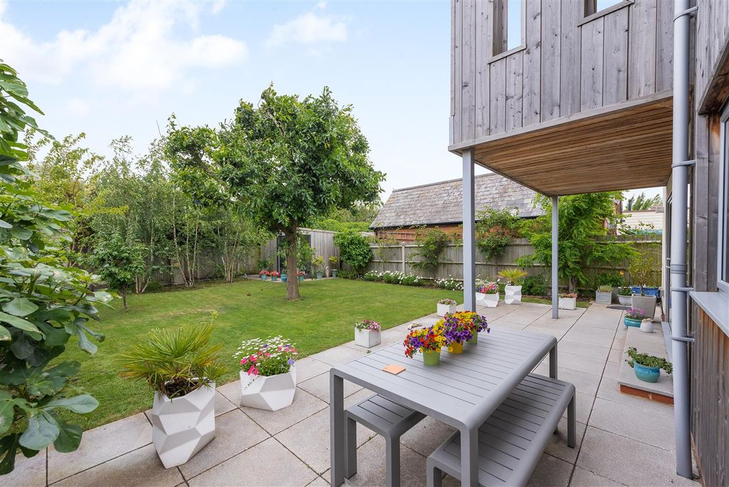 Property photo 3 of 25 Hodgson Road, Seasalter, Whitstable