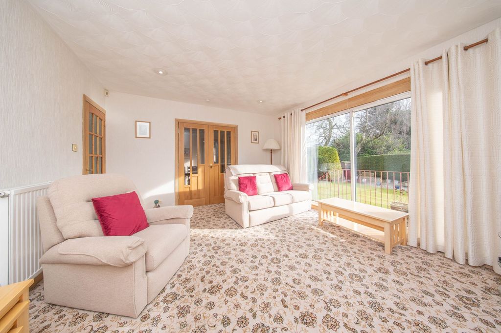 Property photo 2 of 24 Lounge