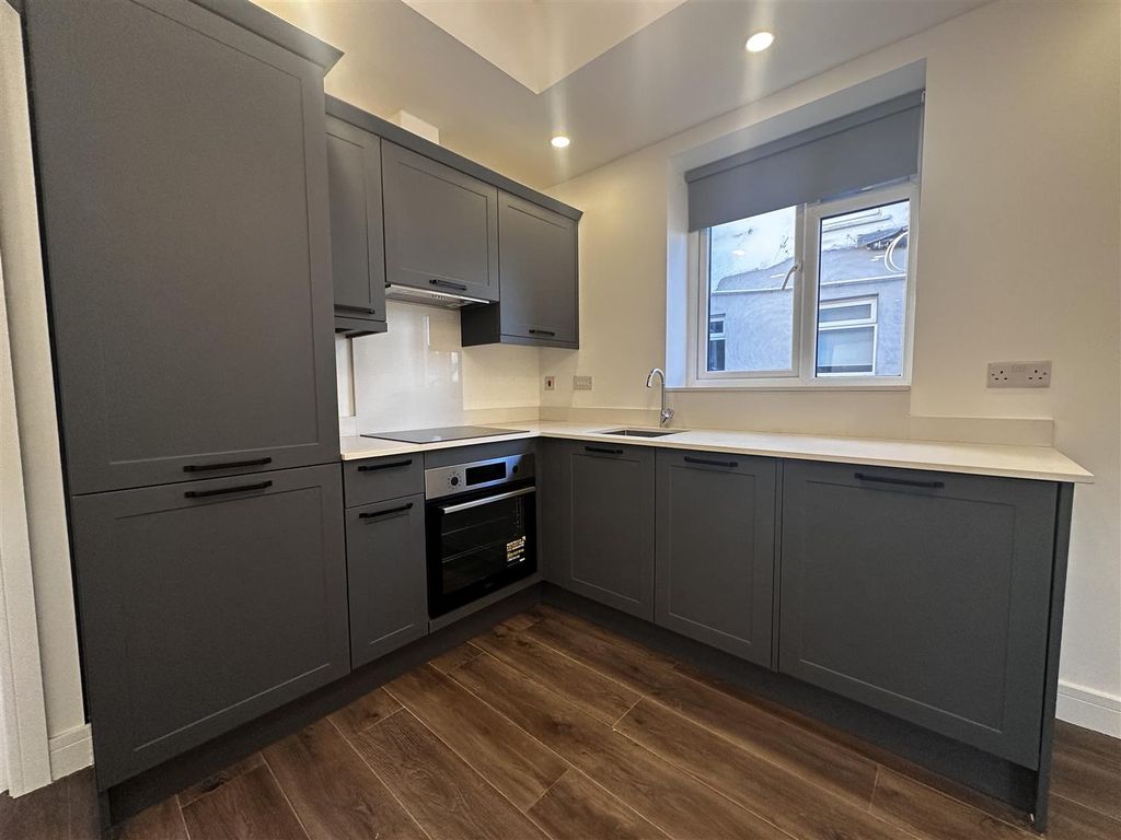 Property photo 3 of 6 Kitchen/Lounge