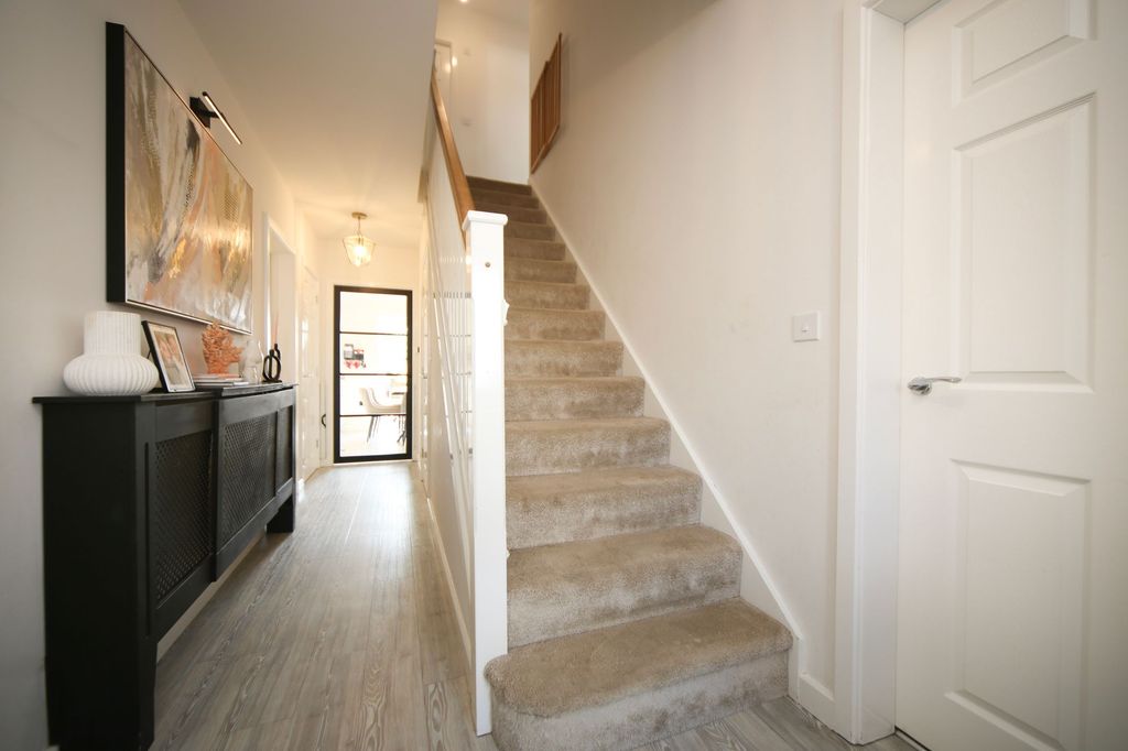 Property photo 2 of 33