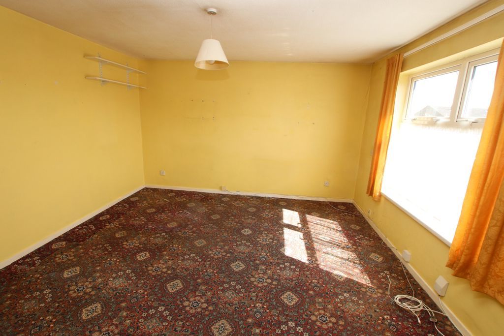 Property photo 3 of 9 Lounge Photo 2