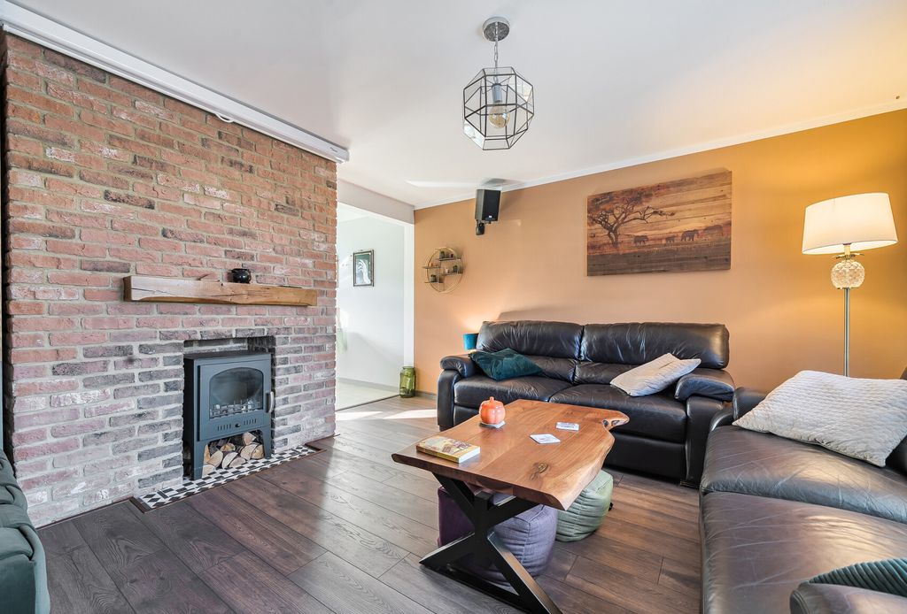 Property photo 2 of 11 1382475-17-691B0d...