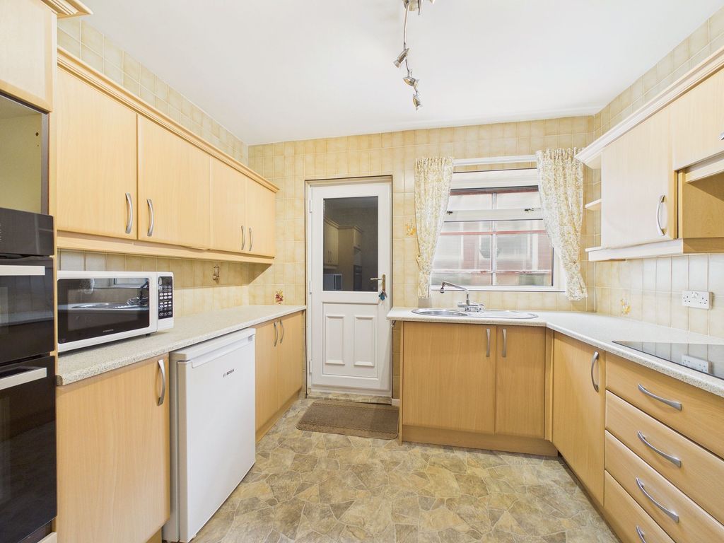 Property photo 3 of 11 Kitchen